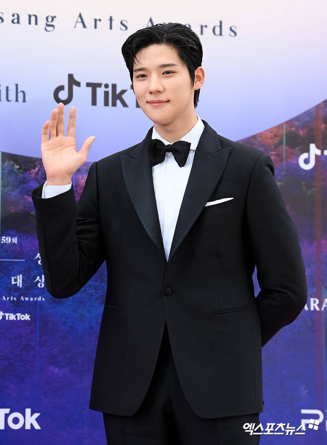 The 59th Baeksang Arts Awards ceremony was held at Paradise City, Yeongjong-do, Incheon on the afternoon of the 28th.Actor Moon Sang-min attends a red carpet event and has a photo time.