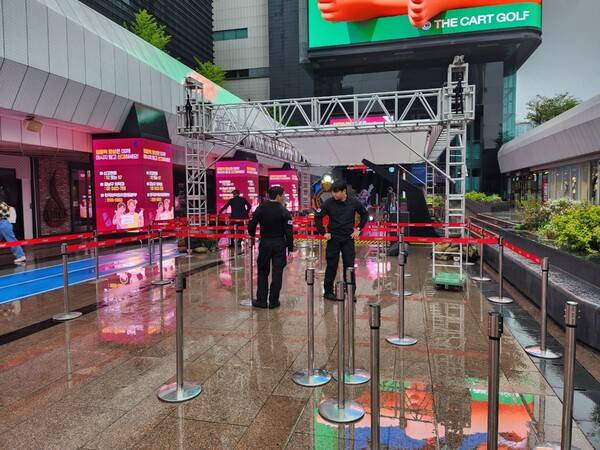 - 행사 준비에 한창인 직원과 보안요원들