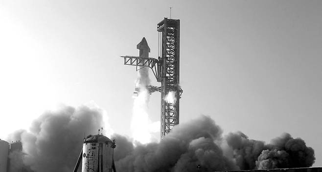지난 20일 미 텍사스 보카치카에서 스페이스X의 우주 로켓 ‘스타십’이 발사되는 모습. 발사 4분 만에 폭발해 실패로 끝났지만 일론 머스크는 “실패로 많이 배웠다”고 했다. /로이터 연합뉴스