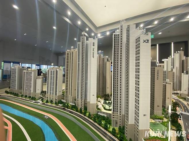 광명자이더샵포레나 모형. GS건설, 포스코이앤씨, 한화가 참여하는 브랜드 아파트다. 아파트 뒤로 목감천이 흐른다. 송금종 기자