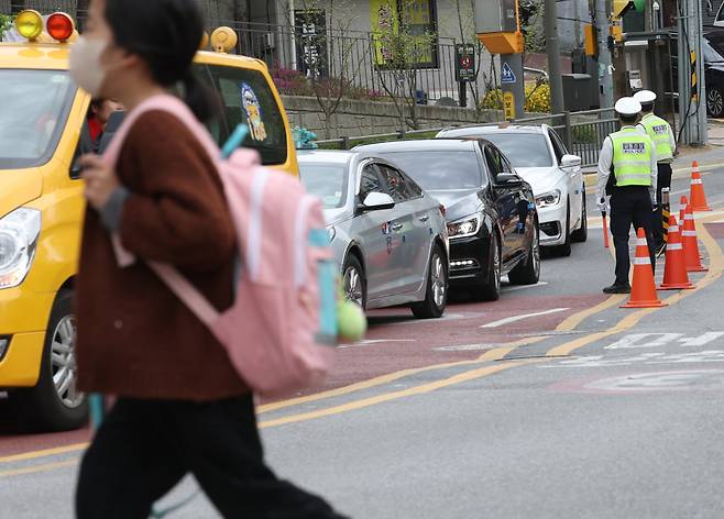14일 경찰이 서대문구 고은초등학교 앞에서 주간 음주운전 단속을 하고 있다. ⓒ연합뉴스