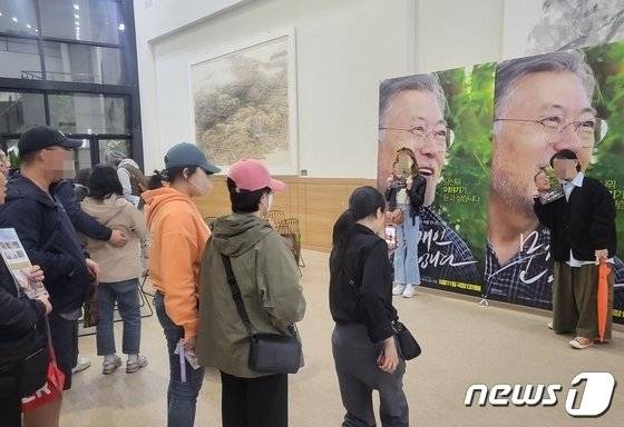 다큐멘터리 영화 ‘문재인입니다’가 29일 제24회 전주국제영화제에서 첫 공개됐는데 전북 전주시 삼성문화회관을 찾은 관람객들이 기념촬영을 하고 있다. 전주 뉴스1