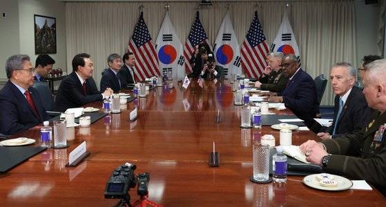 윤석열 대통령이 27일(현지시간) 워싱턴DC 미 국방부(펜타곤)에서 로이드 오스틴 미 국방부 장관 등 미군 수뇌부의 보고를 받고 있다. 연합뉴스
