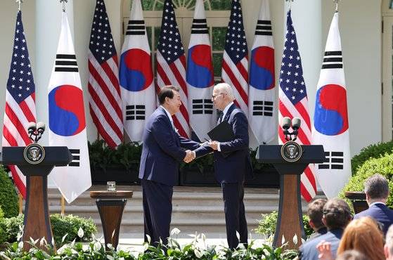 윤석열 대통령과 조 바이든 미국 대통령이 26일(현지시간) 워싱턴DC 백악관 로즈가든에서 열린 공동 기자회견에서 악수하고 있다. 연합뉴스