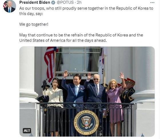 조 바이든 미국 대통령이 윤석열 대통령과의 정상회담을 한 26일(현지시간) 한미동맹의 상징적인 문구인 '같이 갑시다'(We go together)를 언급하면서 트위터에 올린 한미 정상 부부가 손 흔들고 있는 사진.바이든 대통령 트위터 캡처=연합뉴스