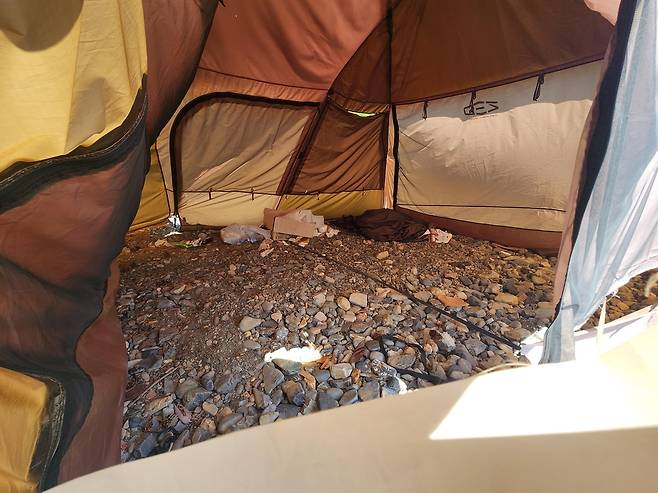 내부는 텅 비어 있는 텐트. [손형주 기자]