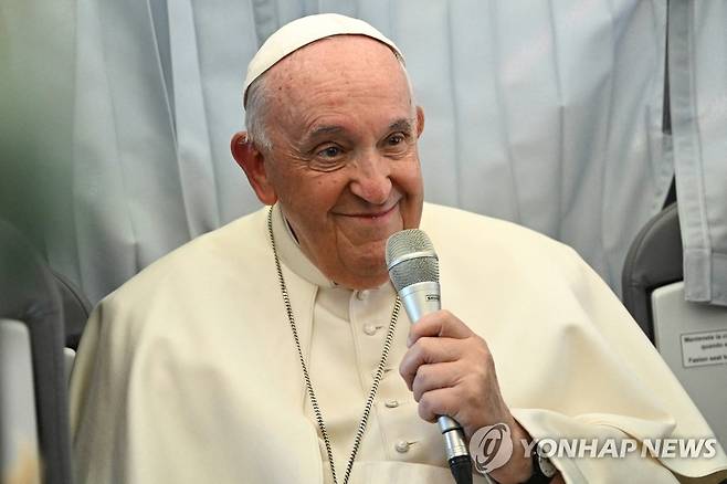 비행기 안에서 기자회견 하는 프란치스코 교황 (헝가리 상공 로이터=연합뉴스) 프란치스코 교황이 30일(현지시간) 헝가리 방문을 마치고 바티칸으로 돌아가는 비행기 안에서 기자회견을 하고 있다. 2023.05.01 clynnkim@yna.co.kr