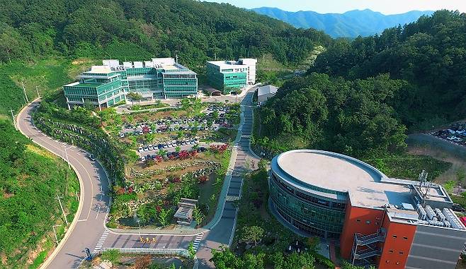 더존비즈원 강촌캠퍼스 항공사진. 강촌캠퍼스는 본관인 연구사무동과 R&D센터, 복지후생동, 영빈관 등으로 구성돼있다./사진=더존비즈온 제공