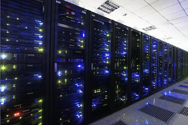 D-클라우드센터 내 서버실은 500개의 서버랙으로 구성돼있다. 데이터를 온전히 보존하는데 최적화됐다./사진=더존비즈온 제공