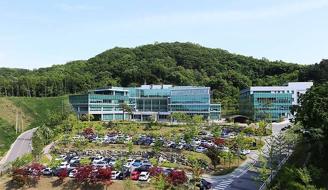 강원도 춘천 남산면에 위치한 더존비즈온 강촌캠퍼스 본관 전경/사진=더존비즈온 제공