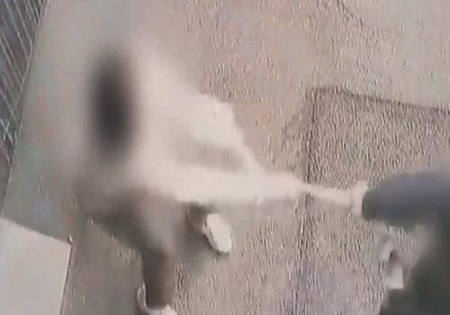 20대 여성이 공동 현관문 비밀번호를 누르는 다른 여성에게 다가와 야구방망이를 휘둘렀다. (사진=YTN 캡처)