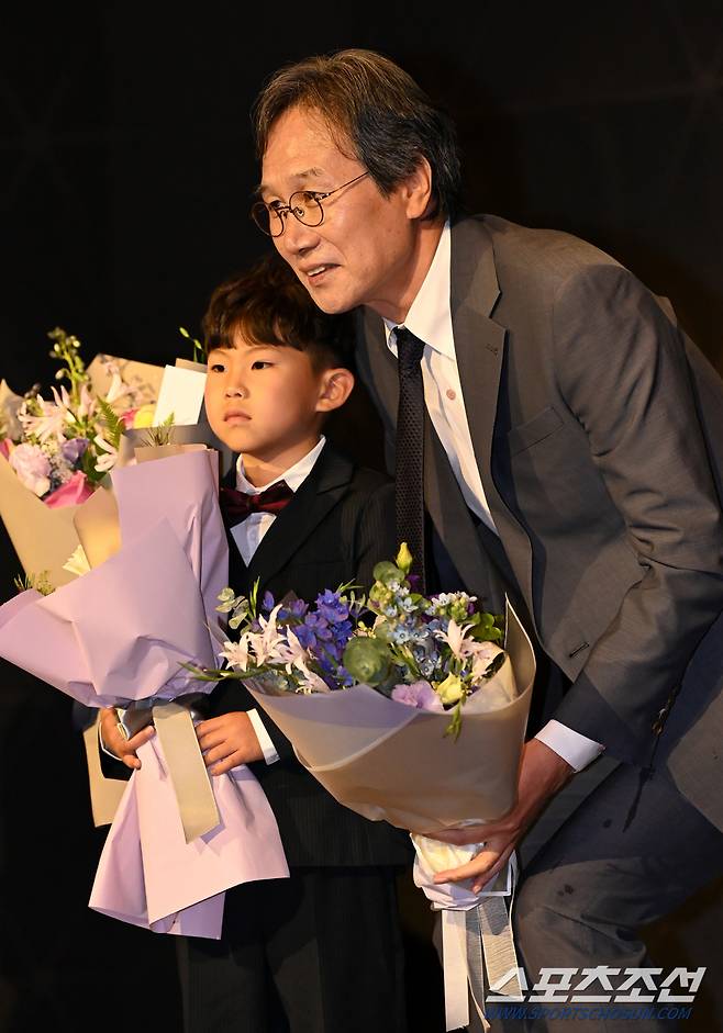 K리그 명예의 전당 헌액식이 2일 앰버서더 서울 풀만 그랜드볼룸에서 열렸다. 초대 헌액자로는 선수 부문에 최순호 수원FC 단장과 홍명보 울산 현대 감독, 신태용 인도네시아 대표팀 감독, 이동국 전 대한축구협회 부회장이 이름을 올렸고, 지도자 부문 김정남 전 울산 감독, 공헌자 부문엔 고(故) 박태준 포스코 명예회장이 선정됐다. 최순호 단장이 손자의 축하를 받고 있다. 허상욱 기자wook@sportschosun.com/2023.05.02/
