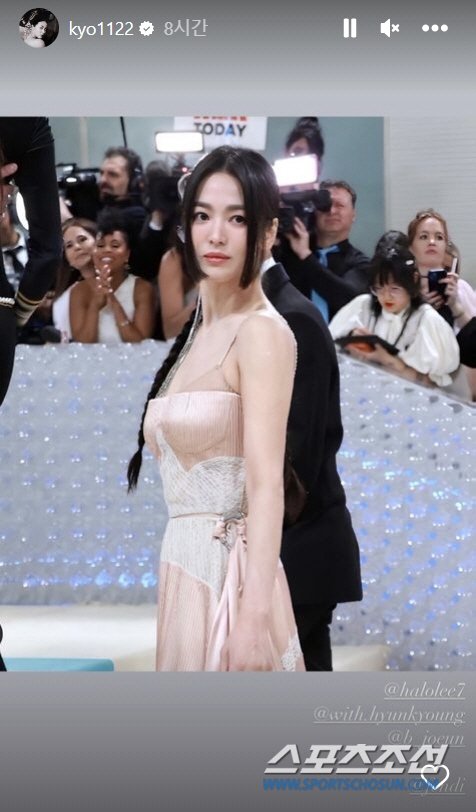 Actor Song Hye-kyo blinked, and New York City turned upside down.Song Hye-kyo attended Met Gala Rizzatto on the 2nd and received a spotlight.The top stadiums gathered on this day, but Song Hye-kyos goddess beauty was overwhelming.Meanwhile, the biggest fashion charity event 2023 Met Gala Rizzatto (2023 Met Gala) was held at the Metropolitan Art Museum in New York City on the 1st (local time).Met Gala Rizzatto annually selects a specific costume theme as a dress code and invites celebrities.The world famous stadiums invited to the Met Gala Rizzatto are also famous for their unique and diverse costumes.This years theme is Karl Lagerfeld: A Line of Beauty, a tribute to fashion designer Karl Lagerfeld, who passed away in 2019.
