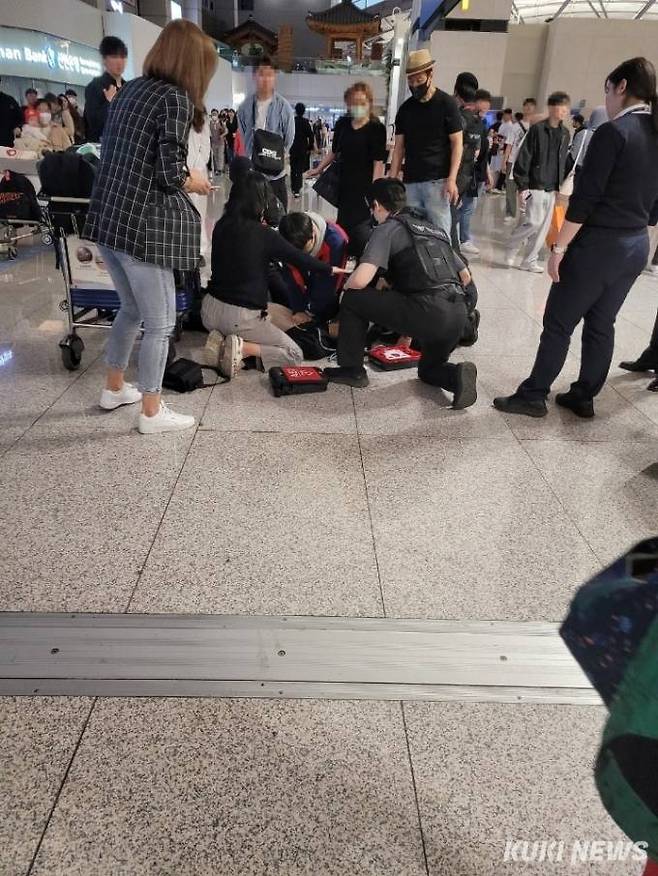 인천공항에서 환자가 발생해 보안 경비원들이 응급처치를 하는 모습. 사진=제보자 제공