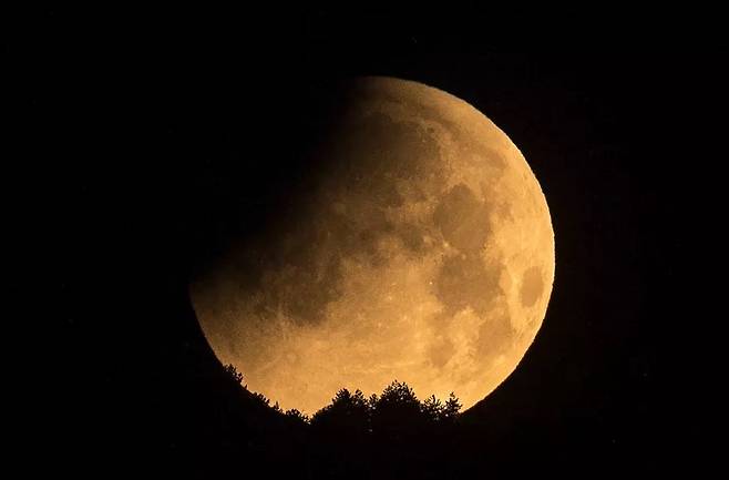 6일 0시 12분부터 보름달이 지구의 반그림자 속으로 들어가 반영 월식이 일어난다