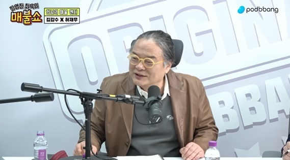 Poet and cultural critic Kim Kap-soo abruptly pointed out actor Park Eun-bins Award speech in a podcast broadcast.In the maebul show of Choi Wook broadcasted on the last day, I talked about the 59th Baeksang Baeksang Arts Award for Best TV Drama.On this day, Kim Kap-soo evaluated Baeksang Arts Award for Best TV Drama Award speech. I have to give up saying thank you at every awards ceremony because of speech.I can not help it. Almost 80 to 90 percent of the award speeches say Thank you to anyone.He said, Not only at the awards ceremony but also in any case, you should not stir up emotions in front of others. Because you are a good actor, you talk with your heart.The actress nods and nods to everyone around her. What manners is that? Then she falls down. When the fanfare breaks out, she comes out and cries. There must be dignity. If youre not even 18 and youre 30 years old.Learn a little from Song Hye-kyo. I do not intend to depreciate the value of the Grand Prize. Choi Wook said, If you look at the broadcast three weeks ago, Kim Kap-soo liked Park Eun-bin the most when we supported Song Hye-kyo.Kim Kap-soo added, As an actor, youre great. I know youre happy at the awards ceremony, but if youve been snoring and crying, dont do that. Tang Wei and Song Hye-kyos behavior is a textbook.Previously, Park Eun-bin won the Grand Prize in the TV category at the 59th Baeksang Arts Award for Best TV Drama held on April 28th.Park Eun-bin was thrilled to be on stage shortly after winning the grand prize and was moved by tears.