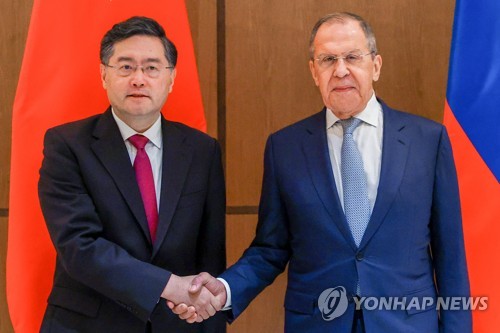 친강 중국 외교부장(왼쪽)과 라브로프 러시아 외무장관 [연합뉴스 자료사진]