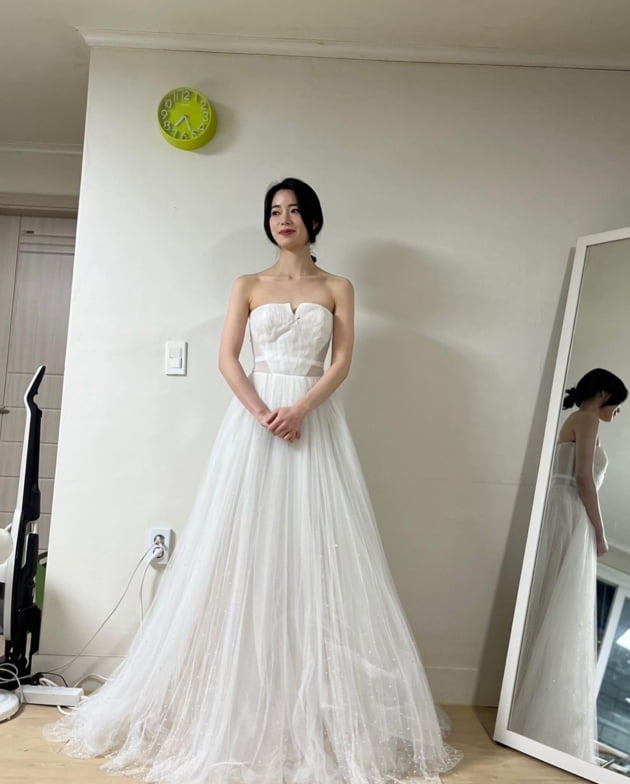 Actress Lim Ji-yeon received the 59th Baeksang Arts Grand Prize for Best Supporting Actress in the TV category, public release of the dress fitting moment.Lim Ji-yeon posted several photos along with an article entitled Moments of troubles in fitting a white dress on March 3. Public release photos included Lim Ji-yeon.He poses in various kinds of dress fittings.Earlier, Lim Ji-yeon won the Best Supporting Actress Award for TV at the BaekSang Arts Awards for her Netflix series The Gloria. He said, The Gloria Park Yeongene was a challenge for me and a fear of failure.Im still afraid of acting, and Im always frustrated and always blame myself, but sometimes I think, Am I a little unhappy? So today I want to tell myself in front of my respected seniors and colleagues.Yeongene has suffered so much, and you are doing well enough. Lim Ji-yeon said, Its wonderful. Yeongene!I will be a good actor who will do well in any effort I make for the work and role given to me in the future, he said.Lim Ji-yeon stars in the drama House with a Yard and National Death Vote.