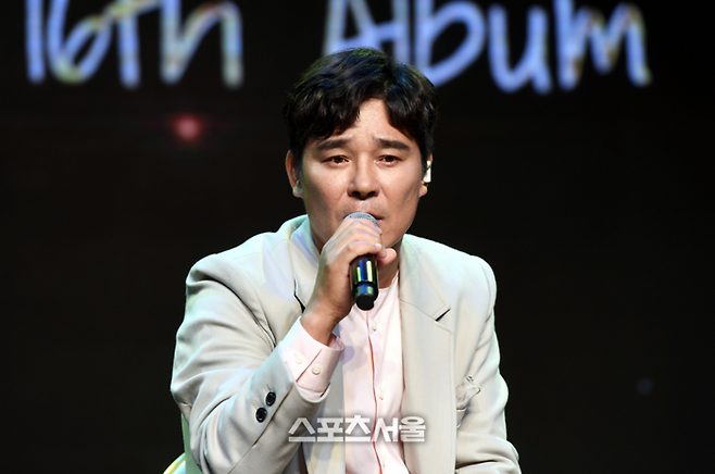 A YouTuber received a legal warning e-mail from Im Chang-jungs agency amid allegations that singer and producer Im Chang-jung was involved in the stock price manipulation operation.On the last day of the last day, a YouTube channel has been uploaded with a video titled Im Chang-jung Masters famous song.In the video, the YouTuber said, This song is not about shooting a specific person, and sang a cup of soju sung by Im Chang-jung.Youtuber said, Its me, Im a good girl. I went there well, and then I invested my precious fortune in selfishness, and I cried like crazy to build a new operation.The YouTuber recently uploaded a video satirizing Im Chang-jungs song I Love You when he was suspected of being involved in stock price manipulation operations.Since then, YouTube has released an e-mail from Im Chang-jungs agency, Yes IM Entertainment, along with an article entitled Do you want to make the next song through the YouTube community?In the e-mail sent by Im Chang-jungs agency, it was stated that the contents posted by you could seriously undermine the honor of others with contents different from the actual facts.In addition, the agency warned that if corrective measures such as deletion, withdrawal, and correction are not taken immediately for this post, we will have to take strict measures such as criminal charges and claims for damages to prevent damage.The videos are still on the YouTube channel as of the morning of the 3rd.Meanwhile, Im Chang-jung was suspected of being involved in the stock market crash of  ⁇ SG Securities. ⁇  Im Chang-jung claimed that he had invested 3 billion won in stock price manipulation and that he had also suffered damage.However, it is known that Im Chang-jung attended the so-called  ⁇  1 party party held by the chairman of the investment advisory company H, which is considered to be the core of the incident, and the situation in which he made a statement that seemed to encourage investment at the investor event Is continuing.