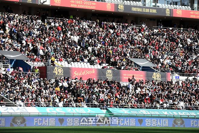 지난달 8일 서울 월드컵경기장에서 열리는 K리그1 FC서울과 대구FC와 경기를 찾은 임영웅 팬클럽 영웅시대가 경기시작을 기다리고 있다. 최승섭기자 thunder@sportsseoul.com