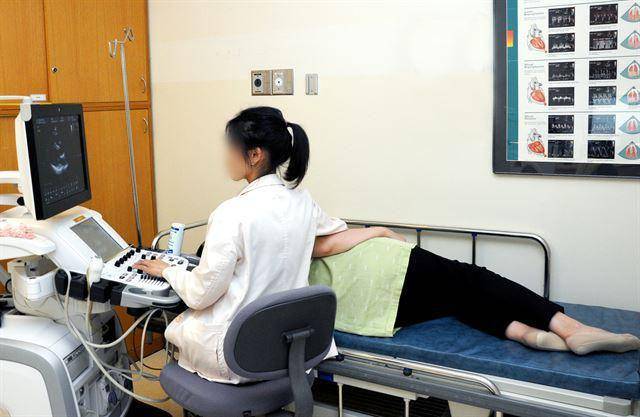 비급여 빈도가 높은 심장초음파는 병원의 주요 돈벌이 수단 중 하나다. 그러나 검사부터 판독, 결과지 작성까지 교수 혼자서 감당하기에 시간도, 품도 많이 들다 보니, 환자를 많이 받고 싶은 병원은 PA 간호사를 대거 투입시키는 형편이다. 사진은 기사 내용과 무관합니다. 한국일보 자료사진.