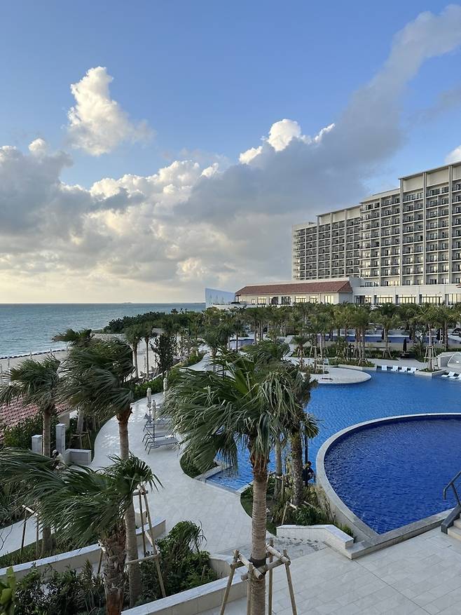 류큐 호텔 앤 리조트 나시로 비치 클럽 라운지 뷰 / 사진= 강예신 여행+ 기자