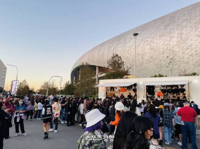 2021년  11월 27일 미국 LA에 위치한 소파이 스타디움에서 개최된 방탄소년단의 ‘퍼미션 투 댄스’ 콘서트 입장을 앞두고 굿즈를 사기 위해 줄을 서 있는 아미들.