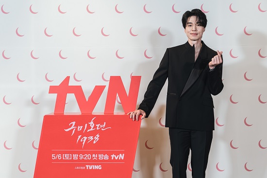 Actor Lee Dong-wook reported his return to the Nine-tailed fox role in three years.On the afternoon of the 3rd, a TVN new Saturday drama Tale of the Nine Tailed 1938 production presentation was held online.Gang shin-hyo Director, Lee Dong-wook, Kim So-yeon, Kim Bum, and Ryu Kyung-soo attended the ceremony.Tale of the Nine Tailed 1938 is a Nine-tailed fox Yiyeon! K-Fantasy Action to return to modern times.It is the sequel to Nine-Tailed Fox in 2020.Indigenous gods, native Y ⁇ kai, etc., and came back in three years with dynamic action, scale, and more colorful narrative characters.Yiyeon, who had a happy ending with her eternal first love, Jo Bo-ah, after becoming a season human, is summoned to 1938 when she gets caught up in an unexpected incident.Lee Dong-wook said of the Tale of the Nine Tailed 1938 work, Some kind of incident takes place. Once again, I will be in charge of dispatch.I did not know where I was going to go, but it was 1938 when I fell apart. I am so grateful that I was able to play and play my beloved Nine-tailed fox once again.It should be more fun and enjoyable than season  ⁇  1. I think youll be satisfied, he said. I was confident that the director and I were told that it would not be meaningful if it was not more fun than season 1.Regarding the difference from season1, Lee Dong-wook said, In season 1, there was a lot of personal feelings. In season 2, Yiyeon! Focused on what was neglected and abandoned for love.I wanted to express the process of paying off the debt of the heart. Gang shin-hyo Director said, I have everything except Mello, the main character, he said. I did not know what to like, so I put everything except Mello in the male character.Lee Dong-wook then laughed, referring to his wife Jo Bo-ah in the play, saying, I cant do Mello. Im a married man.Finally, Lee Dong-wook said, I felt that when the first trailer came out of Tale of the Nine Tailed 1938 (viewers) waited a lot.Those who waited, those who loved me, I prepared not to miss expectations, he said.Tale of the Nine Tailed 1938 will be broadcasted at 9:20 pm on the 6th.Photo=tvN