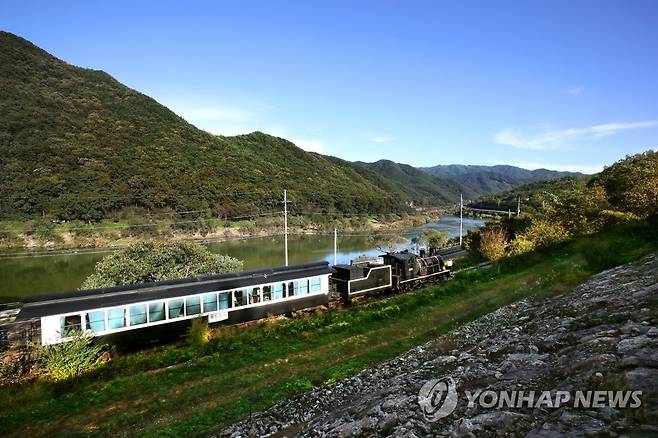 곡성 섬진강 둘레길 (곡성=연합뉴스) 전수영 기자 = 전남 곡성에는 섬진강기차마을에서 압록유원지에 이르는 총 15㎞의 섬진강 둘레길이 있다. 구불구불 흐르는 푸른 섬진강을 따라 소나무와 편백 우거진 숲길, 열차가 다니지 않는 한적한 기찻길을 걷는 구간이다. 힐링숲길 출발점인 침곡역부터 보성강과 섬진강이 합류하는 지점인 압록유원지까지 약 10㎞ 구간 걷기를 추천한다. 레일바이크와 증기기관차가 다니는 철길과 17번 국도, 자전거도로와 나란히 걸을 수 있다. 2019.11.14 swimer@yna.co.kr