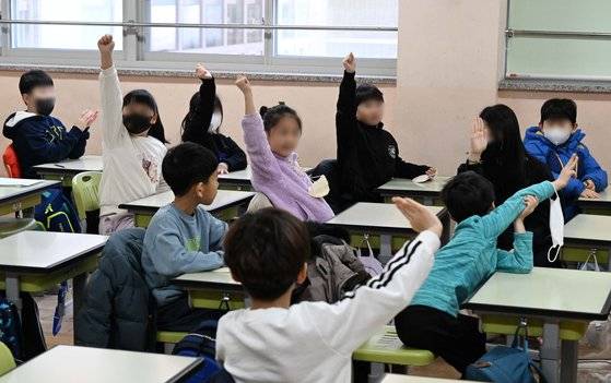 실내마스크 착용 의무가 풀린 지난 1월 30일 서울 광진구 광장초등학교에서 학생들이 마스크를 벗고 수업받고 있다. 공동취재
