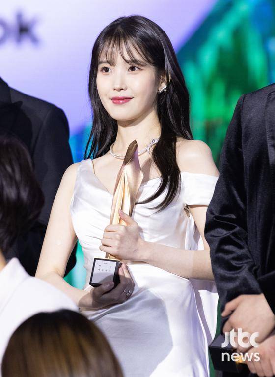 28일 오후 인천 중구 운서동 파라다이스시티에서 열린 '제59회 백상예술대상'에서 수상자들이 기념촬영을 하고 있다. 특별취재반 / 2023.04.28/