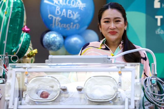 탁신 친나왓 전 태국 총리의 막내딸인 프아타이당 총리 후보 패통탄이 3일 태국 방콕의 한 병원에서 기자회견을 열고 선거운동 재개 방침을 알리고 있다. 인큐베이터에 그가 1일 낳은 아들이 누워 있다. 방콕=로이터 연합뉴스