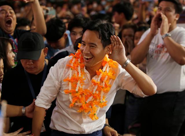 태국 전진당의 피타 림짜른닷 대표가 지난달 22일 방콕에서 지지자들의 환호에 귀를 기울이고 있다. 방콕=EPA 연합뉴스