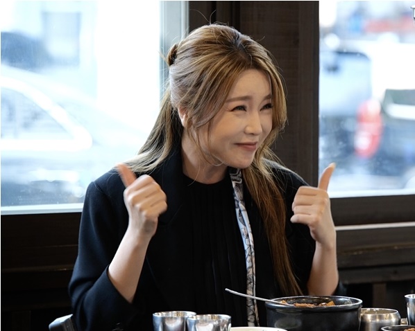 Singer Hong Jin-young makes an appearance as  ⁇ Event Queen.TV CHOSUN  ⁇  Huh Young Mans Food Travel  ⁇ , which is broadcasted at 8 pm on the 5th, leaves for Deagu dalseo-gu  ⁇  Man in the Kitchen with the human battery singer Hong Jin-young.Hong Jin-young, who made a public eye at the same time as the first release of the Trot album with the song Battery of Love, succeeded in a hit song such as  ⁇   ⁇   ⁇   ⁇ ,  ⁇   ⁇   ⁇   ⁇   ⁇   ⁇ , tonight  ⁇   ⁇   ⁇   ⁇   ⁇ , and became a  ⁇  Trot goddess  ⁇ .Especially in the era of Trot enthusiast in Korea, she pioneered a new genre called  ⁇  Semi Trot  ⁇ , which is a mixture of dance and Trot.In addition to singing, various performances have also received a lot of love by disarming everyone with a patented charm. ⁇  Event Fairy  ⁇  Hong Jin-young surprised Haru by confessing that he only digested eight events.She was able to confirm her status as a singer who believes that she is going to Event on a day trip to Danang, Japan and Vietnam as well as  ⁇  All states Faldo.There is a surprising gift for her who has received as many local specialties as she goes through these various regions, but the identity of the unimaginable gift is revealed.The two Sikgaek find a black woad steamed restaurant called Deagus natives. Black woad is a deep-rooted historical ingredient in Deagu, which has developed a history of 20,000 years.Black woad, also called  ⁇   ⁇   ⁇   ⁇   ⁇  or  ⁇   ⁇   ⁇   ⁇   ⁇ , is characterized by its unique oily taste, and in Deagu, which has a hot taste, it is replaced with red steamed.Two Sikgaek are surprised, and the secret of this restaurant, which has been built for 16 years, is revealed.The restaurant, which is reminiscent of a mountain hut in the woods, has been popular for 20 years with its focus on Korean beef cattle.The main menu is  ⁇   ⁇   ⁇   ⁇   ⁇   ⁇ , and the taste of Meat Rubber Hong Jin-young, which is famous in the entertainment industry, melted at once and wondered about its taste.All states Deagu dalseo-gu Man in the Kitchen, admired by Hong Jin-young, an event fairy who enjoys the delicacies of the mountains, will be available at 8:00 pm on TV CHOSUN  ⁇  Huh Young Mans Food Travel  ⁇ .