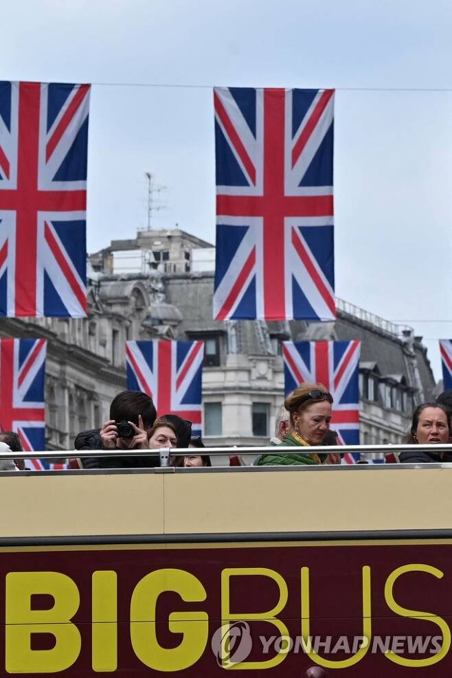 런던 관광버스와 영국 국기 [AFP 연합뉴스 자료사진. 재판매 및 DB 금지]