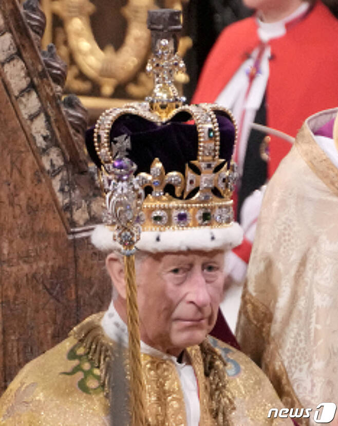 찰스 3세 국왕이 6일(현지시간) 영국 런던 웨스트민스터 사원에서 열린 대관식에서 보석 444개, 무게는 2.23㎏에 달하는 왕관을 썼다. 이날 왕관은 저스틴 웰비 캔터베리 대주교가 수여했다. ⓒ 로이터=뉴스1 ⓒ News1 정윤영 기자