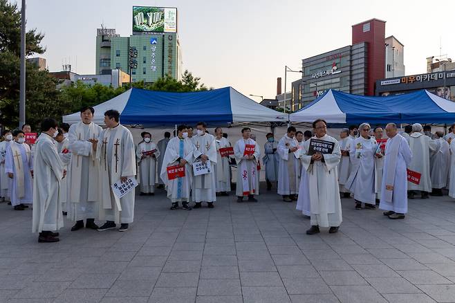 천주교정의구현사제단 신부들이 5월1일 광주 5·18민주광장에서 시국기도회를 열기에 앞서 입장 순서를 기다리고 있다.