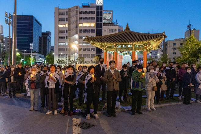광주 시국기도회에 참석한 시민들이 5월1일 ‘민주의 종각’ 앞에서 촛불을 든 채 기도하고 있다.
