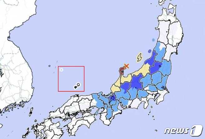 일본 혼슈 이시카와현 노토반도에서 강도 6.5의 지진이 일어났음을 알린 일본 기상청 홈페이지 지진 현황표. 일본 기상청은 독도(붉은 선 왼쪽 위 하얀 점)를 자국의 영토로 표시(울릉도 오른쪽으로 영토임을 알리는 점선)했다. (일본 기상청 홈페이지 갈무리) ⓒ 뉴스1