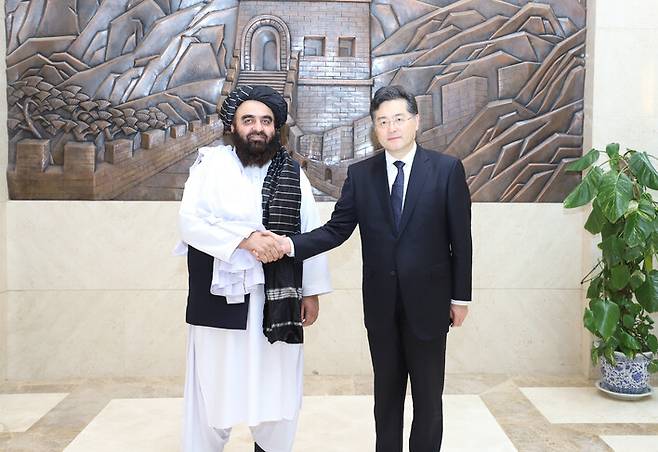 친강 중국 외교부장(장관·오른쪽)이 6일 파키스탄 이슬라마바드에서 아미르 칸 무타키 아프간 외무장관 대행을 만나 악수하고 있다. 이슬라마바드/신화 연합뉴스