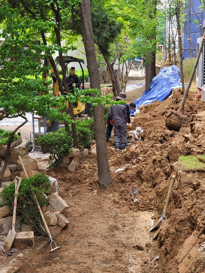 지난 7일 옹벽이 붕괴된 인천 미추홀구의 한 아파트에서 보강공사가 진행되고 있다.|아파트 입주예정자 제공