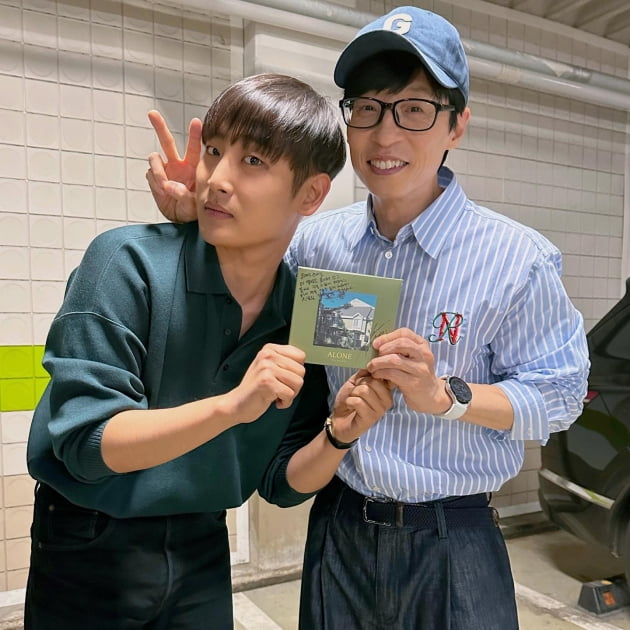 Singer Park Jae-jung presented his first regular album to his new father Yoo Jae-Suk, who made a new life for International Workers Day.Park Jae-jung said on August 8, Miracle-like things are happening these days. International Workers Day, What do you do when you play?I have come to visit Yoo Jae-Suk, my new father who made a new life, and I have presented him with an album. My senior congratulates me, but I still have a long way to go, but I feel a little excited. Thank you very much. I will always be humble and work hard, he added.Park Jae-jung signed the first regular album Alone released on the 20th of last month and presented it to Yoo Jae-suk.The two formed a relationship through What do you do when you play?Park Jae-jungs first regular album title song Lets Break Up was ranked 6th on the online music site Melon TOP 100 at 10:50 am on the day.Park Jae-jung also releases text messages received from Yoo Jae-suk.Yoo Jae-Suk told Park Jae-jung, Yes, finances, I was going to say congratulations, but you contacted me. Congratulations. Its a real miracle at this time of year.Become richer and richer, he said.