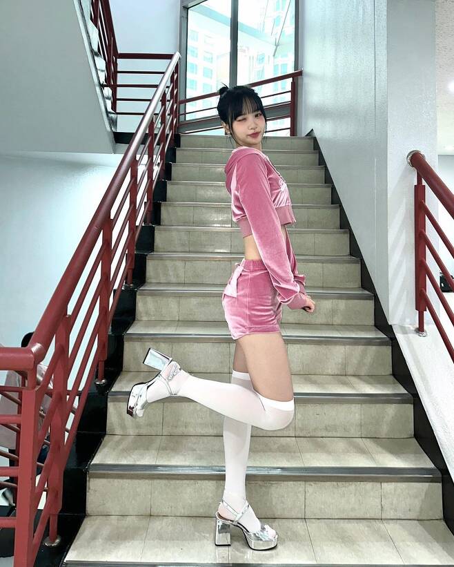 Kim Chaewon, a member of the group Le Seraphim, showed off her perfect visual.On the afternoon of the 8th, Kim Chaewon posted a picture with an emoticon attached to the article Popular Songs through personal SNS.Kim Chaewon in the public photo shows Y2K fashion, especially his distinctive features and slim figure.The netizens who saw this were so beautiful,  ⁇   ⁇   ⁇   ⁇ ,  ⁇   ⁇   ⁇   ⁇ ,  ⁇   ⁇   ⁇   ⁇  is so cute,  ⁇   ⁇   ⁇   ⁇   ⁇ .IMBC  ⁇  Photo by Kim Chaewon Sns