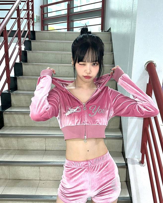 Kim Chaewon, a member of the group Le Seraphim, showed off her perfect visual.On the afternoon of the 8th, Kim Chaewon posted a picture with an emoticon attached to the article Popular Songs through personal SNS.Kim Chaewon in the public photo shows Y2K fashion, especially his distinctive features and slim figure.The netizens who saw this were so beautiful,  ⁇   ⁇   ⁇   ⁇ ,  ⁇   ⁇   ⁇   ⁇ ,  ⁇   ⁇   ⁇   ⁇  is so cute,  ⁇   ⁇   ⁇   ⁇   ⁇ .IMBC  ⁇  Photo by Kim Chaewon Sns