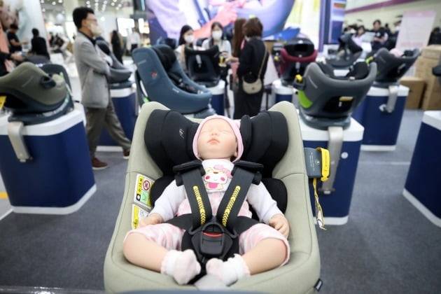지난달 27일 서울 강남구 코엑스에서 열린 '2023 코엑스 코베 베이비페어'를 찾은 관람객들이 유아용 카시트를 살펴보고 있다. 뉴스1