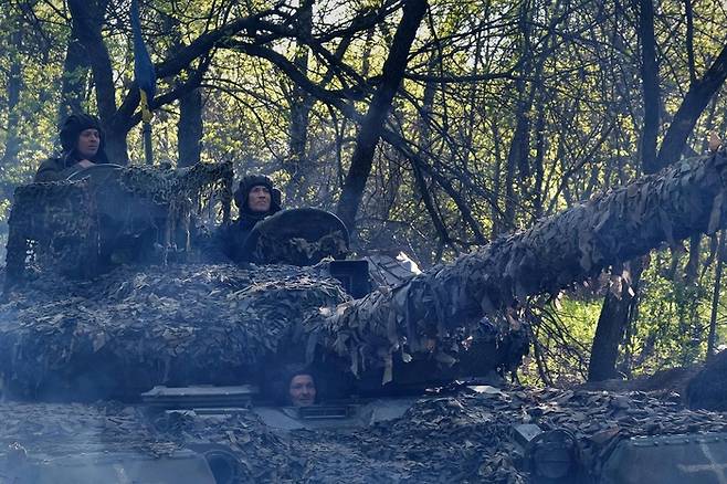 7일(현지시간) 우크라이나 군인들이 T-64 탱크를 타고 도네츠크 지역 바흐무트 마을 인근 전선을 향해 전진하고 있다. [AFP연합뉴스]