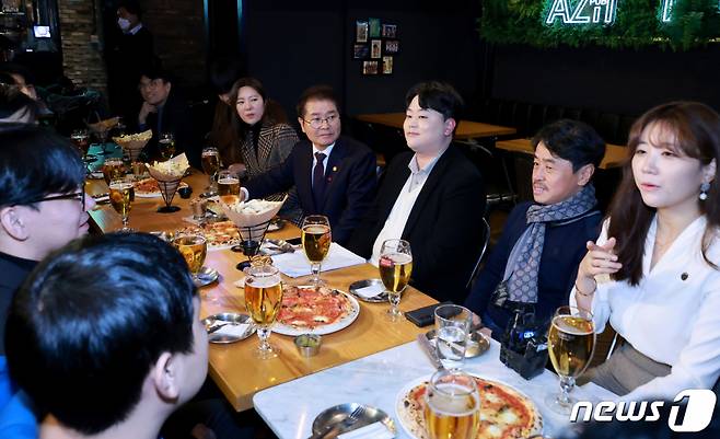 이정식 고용노동부 장관이 15일 오후 서울 종로구 광화문 인근 호프집에서 2030 자문단과 호프미팅을 갖고 청년이 희망하는 미래 노동시장 모습, 현재 노동 현장 인식 등에 대해 쳥년들의 의견을 청취하고 있다.(고용노동부 제공) /사진=뉴스1