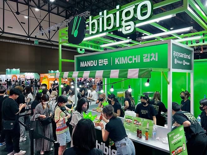지난 18일부터 이틀간 태국 방콕에서 열린 '케이콘 2023 태국' 현장에 마련한 CJ제일제당 비비고 부스에서 만두, 김치 시식을 위해 방문객들이 줄을 섰다. /사진제공=CJ제일제당