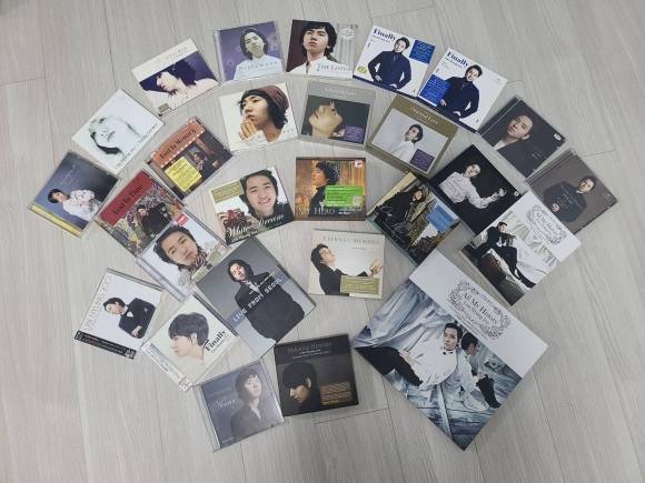 1998년 첫 독집 음반(맨 윗줄 왼쪽)부터 25년간 임형주가 내놓은 음반을 모았다. 임형주 제공