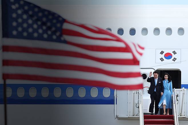 4월24일 오후(현지 시각) 워싱턴 DC에 도착한 윤석열 대통령과 김건희 여사가 5박7일의 미국 순방 일정을 시작했다.ⓒ연합뉴스